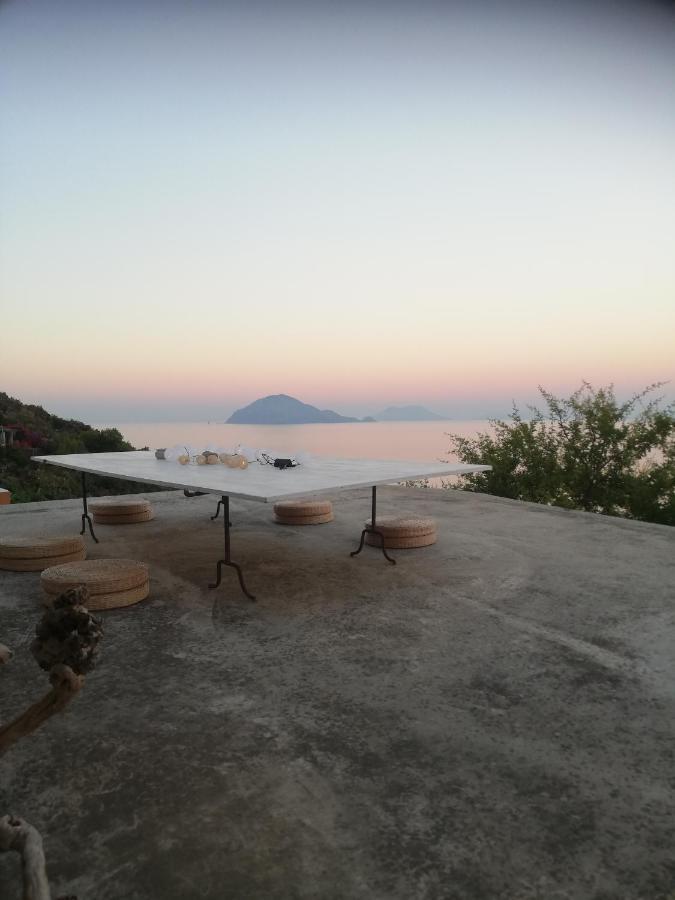 Bed and Breakfast Alicudi Giardino Dei Carrubi- Al Gradino 365 Exterior foto